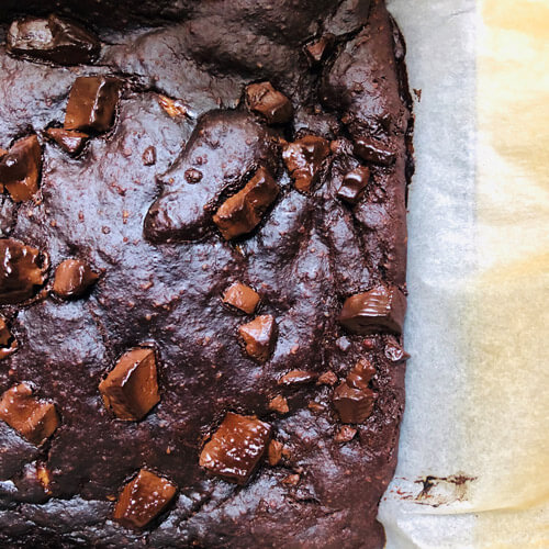 The chocolate chip brownie is left to rest after being taken out of the oven