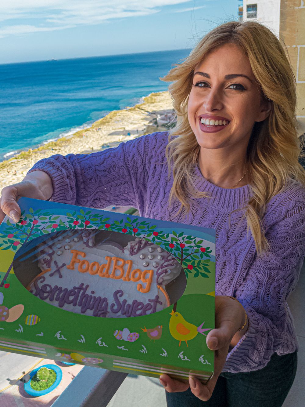 Yazmin Zoe showing a Foodblog x Something Sweet figolla in Inserv figolla packaging.