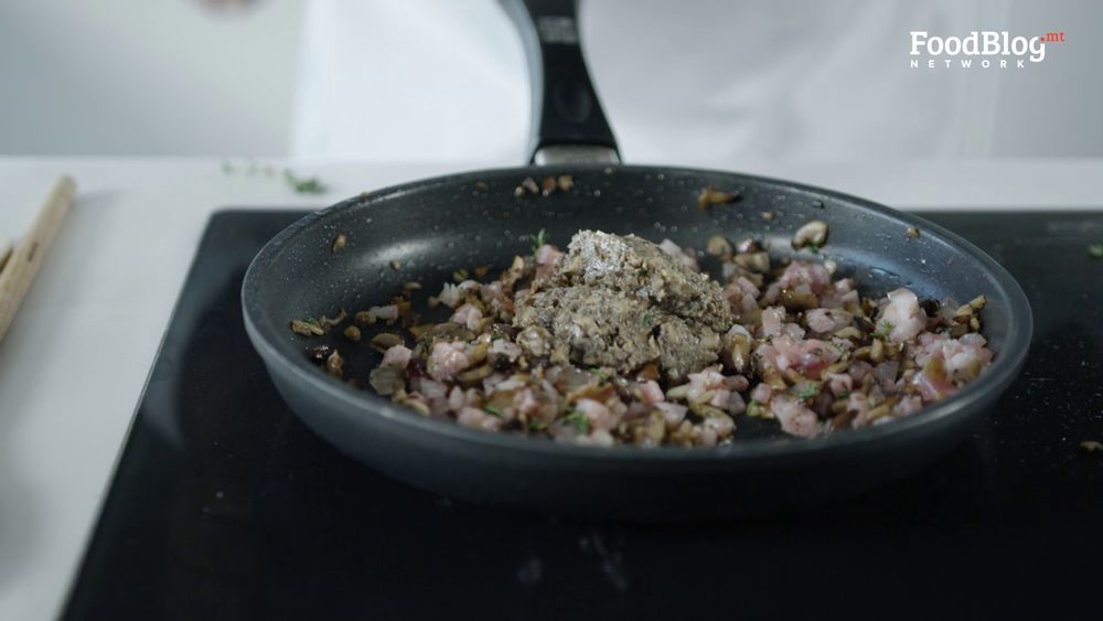 Add the blitzed mushrooms back into the pan when the guanciale is becoming cripsy